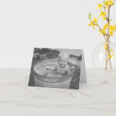 Carte de vœux Bébé dans la baignoire (Fleur jaune)