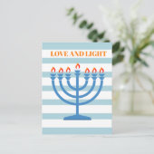 Carte de voeux bleue Hanoukka Modern Menorah (Debout devant)