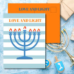 Carte de voeux bleue Hanoukka Modern Menorah<br><div class="desc">Changez vos souhaits Hanoukka avec ce design moderne rayé Menorah. Toujours dans les couleurs traditionnelles de saison. La Menorrah bleue est orangée. Blues et oranges. Il y a de la place pour votre message de vacances sur le dos avec le mot "Amour et lumière" qui peut être supprimé si vous...</div>