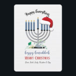 Carte de vœux de fêtes avec une menorah et un père<br><div class="desc">Une carte de vœux pour Hanukkah et Noël qui présente une menorah et le chapeau du Père Noël. Parfait pour la foule de la "saison des fêtes". (Conçu par Rawpixel.com). (Conçu par Freepik). (Conçu par Freepik). La carte est facile à personnaliser avec votre libellé, police et couleur de police.Pas exactement...</div>