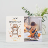 Carte de vœux de premier Halloween de bébé avec ci (Debout devant)