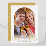Carte De Vœux En Aluminium 2024 FAMILY PHOTO minimaliste CHEERS d'arc or<br><div class="desc">par kat massard >>> WWW.SIMPLYSWEETPAPERIE.COM <<< Un design de carte tendance avec la citation "CHEERS" en feuille brillante,  avec forme d'arc combinée pour votre photo préférée. CONTACTEZ-MOI si vous avez besoin d'aide pour que votre photo s'adapte parfaitement - kat@simplysweetpaperie.com</div>