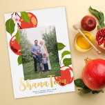 Carte De Vœux En Aluminium Apple Rosh Hashanah Fête juive Photo Flacon<br><div class="desc">Ce carte photo de vacances moderne de Rosh Hashanah présente une illustration moderne de branche de pomme, une photo verticale et le salut "Shana Tova" en feuille d'or. Sur le dos se trouve un arrière - plan bleu marine. Customisez davantage ce design en ajoutant une autre photo et/ou du texte...</div>