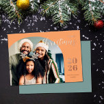 Carte De Vœux En Aluminium Arc de Noël 1 photo moderne minimaliste or<br><div class="desc">Cette carte de voeux de Noël élégante et moderne présente un design minimaliste affichant votre photo de famille préférée à l'intérieur d'une arche branchée. Facile à personnaliser avec votre nom de famille et l'année en cours dans les polices serif en feuille d'or rose stylisée sur une légère nuance d'orange.</div>
