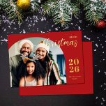 Carte De Vœux En Aluminium Arc de Noël 1 photo moderne minimaliste rouge<br><div class="desc">Cette carte de voeux de Noël élégante et moderne présente un design minimaliste affichant votre photo de famille préférée à l'intérieur d'une arche branchée. Facile à personnaliser avec votre nom de famille et l'année en cours dans les polices serif en feuille d'or stylisée sur un arrière - plan rouge festif...</div>