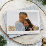 Carte De Vœux En Aluminium Autographe | Joyeux Noël photo horizontale<br><div class="desc">Envoyez des salutations de vacances à vos amis et votre famille dans le style chic avec nos cartes photos élégants. Le design présente votre photo horizontale ou paysagère préférée encadrée par une épaisse bordure blanche, avec "Joyeux Noël" dessiné sur le dessus en brillant feuille d'argent écrit à la main. Personnalisez...</div>