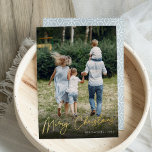 Carte De Vœux En Aluminium Autographe | Joyeux Noël photo verticale<br><div class="desc">Envoyez des salutations de vacances à vos amis et votre famille dans le style chic avec nos cartes photos élégants. Le design présente votre photo préférée à orientation verticale ou portrait avec "Joyeux Noël" recouvert d'une feuille d'or brillante, en écriture manuscrite. Personnalisez avec votre nom de famille et l'année dans...</div>