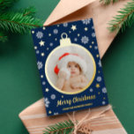 Carte De Vœux En Aluminium BlueSnowflakes & Gold Stars Joyeux Noël Bauble<br><div class="desc">Charmante feuille bleu marine et doré Joyeux carte photo de Noël avec votre photo à l'intérieur d'une feuille d'or bauble entourée de flocons de neige blancs et étoiles de feuille d'or avec des polices rétro. Carte de Noël à thème Snowflake avec votre photo à l'intérieur d'un cadre en feuille d'or...</div>