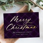 Carte De Vœux En Aluminium Brossé violet Plaid Joyeux Noël non photo<br><div class="desc">Elégante carte de vacances avec "Joyeux Noël" affichée dans un script de calligraphie de feuille d'or sur un arrière - plan plaid violet peint. Personnalisez l'avant de la carte de vacances rustique non photo en ajoutant votre nom et l'année. L'arrière de la carte comporte un arrière - plan plaid assorti...</div>