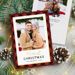 Carte De Vœux En Aluminium Buffle rouge foncé moderne Plaid Photo de Noël<br><div class="desc">La carte de vacances photo plaid moderne et festive comprend une photo verticale préférée encadrée par une bordure et des accents de feuille d'or réel et aquarelle peinte à la main rouge foncé et noir buffle en plaid arrière - plan à motifs. Personnalisez le texte personnalisé "Joyeux Noël" avec votre...</div>