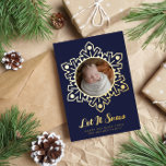 Carte De Vœux En Aluminium Cadre de flocon de neige en argent de la marine La<br><div class="desc">Carte de vacances en feuille d'argent double face avec une photo ronde à l'intérieur d'un cadre en flocon d'argent sur un côté, et une grande photo couvrant l'autre côté. Carte de Noël en feuille d'argent bleu marine personnalisée avec deux photos avec Let It Snow dans un script en feuille d'argent...</div>