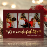 Carte De Vœux En Aluminium C'est une merveilleuse vie Rouge Gold Photo de Noë<br><div class="desc">C'est Une Vie Merveilleuse Rouge Vacances de Noël Or Photo Real Foil Carte de vacances. Envoyez des voeux de vacances avec des photos à vos proches avec cette carte de vacances Foil moderne et festive. Tous les textes sont pré-arrangés pour que vous personnalisiez facilement et rapidement avec vos propres détails....</div>
