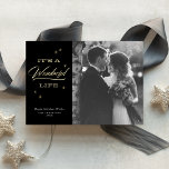 Carte De Vœux En Aluminium C'est une vie merveilleuse Élégante Photo Gold de<br><div class="desc">Ce design festif et élégant présente une typographie rétro et un arrière - plan noir chic. L'accueil dit "C'est une vie merveilleuse" en papier d'aluminium surélevé. Le dossier est muni d'un motif étoilé délicat (et est amovible si désiré). Ce design va accueillir une photo carré en noir et blanc ou...</div>