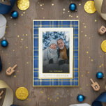 Carte De Vœux En Aluminium Classic Blue Gold Plaid Happy Hanoukka Photo<br><div class="desc">Voici notre carte Hanoukka en feuille enchanteresse, où l'élégance intemporelle rencontre la beauté de la saison. L'arrière - plan classique bleu & or tartan plaid donne un ton captivant et élégant. Votre photo préférée brillera, entourée d'une double feuille et d'un cadre blanc doux qui ajoute une touche de raffinement. Ce...</div>
