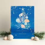 Carte De Vœux En Aluminium Coastère Ocean Beach Seashell Christmas Tree<br><div class="desc">Qui a besoin de flocons de neige quand vous avez des coquillages ! Capturez une décontractée nautique et côtière cool cette mer-fils de vacances avec notre carte de vacances d'inspiration balnéaire côtière. Nous avons peint à la main de belles coquillages océaniques aquarelles en éclats de bleu côtier, rose rose, blanc...</div>