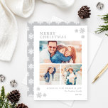 Carte De Vœux En Aluminium Collage photo Joyeuses Fêtes élégant Argent<br><div class="desc">Elégante carte de collage photo de Noël présente des "Bonnes Fêtes" en vrai papier argenté classique et comprend un collage minimal de trois espaces photo, un accueil personnalisé, et un espace pour inclure le nom de famille ou les noms de membres de la famille. Un motif de flocons d'hiver argent...</div>