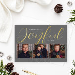 Carte De Vœux En Aluminium Collage photo Joyful Modern Grey and Gold Script<br><div class="desc">Cette carte de Noël "Joyeuse" chic personnalisée dispose d'une disposition unique et d'un design minimaliste avec 3 espaces photo à l'avant et une typographie de script moderne et élégant en feuille d'or véritable avec couleur arrière - plan gris charbon. Personnalisez le simple nom de famille ou signature de famille et...</div>