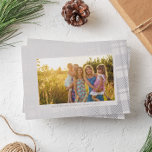 Carte De Vœux En Aluminium Cool Gris et Argent Simple Plaid Frame<br><div class="desc">Un peu de scintille transforme le motif toujours douillet de plaid en un motif de vacances d'hiver digne de cadrer votre meilleure photo de l'année et envoyer des voeux de vacances heureux à votre famille et vos amis. Un arrière - plan de cool, gris pâle se sent preppy et luxueux...</div>