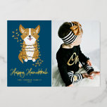 Carte De Vœux En Aluminium Cute Corgi et String Lights Photo Happy Hanoukka<br><div class="desc">Heureux Hanoukka ! Envoyez vos salutations festives avec cette carte à plat photo Hanoukka personnalisable en feuille d'or. Il présente un adorable corgi enveloppé de lampes à cordes. Personnalisez en ajoutant une photo, des noms, l'année et d'autres détails. Cette jolie carte à plat Hanoukka en corgi est disponible dans d'autres...</div>