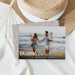 Carte De Vœux En Aluminium Dashing à travers le sable | Beach Photo<br><div class="desc">Parfait pour ceux qui vivent dans des climats tropicaux, ou pour partager une photo de vacances en faute, ou des caractéristiques de carte photo de vacances optionnelles "Dashing Through the Sand" comme une feuille d'or superposée avec des illustrations d'étoiles de mer. Personnalisez avec vos noms et salutation personnalisée (spectacle avec...</div>