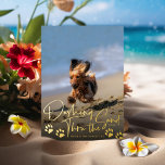 Carte De Vœux En Aluminium Dashu Thru the Sand Dog Beach<br><div class="desc">Carte de vacances plage,  version chien avec empreintes de pattes de chien. Modifiez et customisez pour modifier le nom,  l'année,  les polices et la couleur du papier journal. Customisez plus loin pour ajouter du texte ou plus de photos à l'arrière.</div>