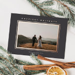 Carte De Vœux En Aluminium Élégance minimaliste chic gris foncé Photo de Noël<br><div class="desc">Cet élégant carte photo de vacances dispose d'une photo horizontale, d'un cadre en papier surélevé classique autour de la photo, et d'un accueil en papier surélevé sur un arrière - plan gris foncé. L'accueil sur le devant est modifiable, il est donc facilement changé à tout ce que vous voulez. Le...</div>