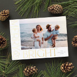 Carte De Vœux En Aluminium Élégant Joyeux et brillant 1 Photo Blanc Or<br><div class="desc">Ce carte photo de vacances festif dispose d'une photo horizontale,  d'une typographie élégante mais simple,  et d'un arrière - plan blanc classique. Le message d'accueil sur le devant dit "Merry & Bright". Vous pouvez également ajouter une autre photo et/ou du texte supplémentaire au dos !</div>