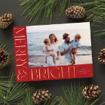 Carte De Vœux En Aluminium Élégant Joyeux et brillant 1 Photo Rouge Or<br><div class="desc">Ce carte photo de vacances festif dispose d'une photo horizontale,  d'une typographie élégante mais simple,  et d'un bel arrière - plan rouge profond. Le message d'accueil sur le devant dit "Merry & Bright". Vous pouvez également ajouter une autre photo et/ou du texte supplémentaire au dos !</div>