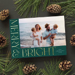 Carte De Vœux En Aluminium Elégant moderne Merry & Bright 1 Photo Vert Or<br><div class="desc">Ce carte photo de vacances festif dispose d'une photo horizontale,  d'une typographie élégante mais simple,  et d'un bel arrière - plan vert profond. Le message d'accueil sur le devant dit "Merry & Bright". Vous pouvez également ajouter une autre photo et/ou du texte supplémentaire au dos !</div>