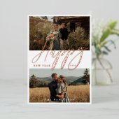 Carte De Vœux En Aluminium Élégant Script Joyeux Nouvel An Minimal Couple Pho (Debout devant)