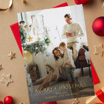 Carte De Vœux En Aluminium Famille de Noël Photo Elegant Gold<br><div class="desc">Chérissez les précieux moments de votre famille pendant les fêtes de Noël avec notre carte photo de Noël personnalisée. Cette carte de voeux unique présente une photo de famille préférée. Personnalisez-le, votre instantané le plus précieux, du moment franc au portrait posé. Ajoutez un message personnalisé pour rendre vos salutations saisonnières...</div>