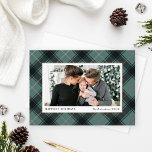 Carte De Vœux En Aluminium Festif Vert et Rose Gold Tartan Plaid Photo<br><div class="desc">Cette carte de vacances de Noël "Happiest Holidays", classique et élégante, présente une photo de paysage encadrée d'un motif en plastique écossais, vert et noir, à sagebrush chic et festif, aux véritables accents de feuille d'or rose. Personnalisez avec votre choix de salutation de vacances, la signature familiale moderne dans l'écriture...</div>
