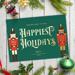 Carte De Vœux En Aluminium Festive Noisette Noël Vert non-Photo Or<br><div class="desc">Cette fête festive non-carte photo présente un arrière - plan vert foncé avec deux noix de cou de chaque côté de la garde debout, et le salut "Happiest Holidays" en feuille d'or. Les noix de cou sont habillées de rouge et de brun foncé et accentuées de feuille d'or. Votre nom...</div>