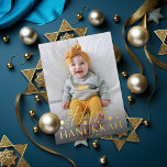 Carte De Vœux En Aluminium Festive Starry Happy Hanoukka Photo Gold<br><div class="desc">Heureuse Hanoukka avec des étoiles juives en papier d'aluminium ; choisissez de l'or,  de l'or rose ou de l'argent. Revêtement de photo foncé en option. Customisez la couleur arrière,  le texte ou ajoutez d'autres photos si vous le souhaitez.</div>