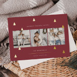 Carte De Vœux En Aluminium Forêt dorée | Élégant collage photo de Noël<br><div class="desc">Un design moderne et élégant de cartes de vacances de Noël avec trois photos carrés alignées côte à côte sur un arrière - plan rouge canneberge parsemé de pins dorés. Personnalisez avec votre salutation de vacances personnalisée,  le nom de famille et l'année.</div>