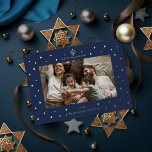 Carte De Vœux En Aluminium Frontière étoilée Menorah Hanoukka Photo<br><div class="desc">Minuscule menorah et étoile de david frame avec texte modifiable en papier réel. Ajoutez un message ou plusieurs photos à l'arrière. Choisissez entre or,  argent ou feuille d'or rose</div>