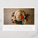 Carte De Vœux En Aluminium Gold Holiday Photo Noël<br><div class="desc">Carte de faire-part de naissance moderne avec un design simple avec une photo horizontale de votre nouveau-né garçon ou fille ainsi que "joyeux petit noël" dans un script élégant et le nom du bébé et les statistiques de naissance ci-dessous. Tout le texte sur le devant est en papier or. Le...</div>