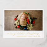Carte De Vœux En Aluminium Gold Holiday Photo Noël<br><div class="desc">Carte de faire-part de naissance moderne avec un design simple avec une photo horizontale de votre nouveau-né garçon ou fille ainsi que "joyeux petit noël" dans un script élégant et le nom du bébé et les statistiques de naissance ci-dessous. Tout le texte sur le devant est en papier or. Le...</div>