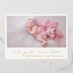 Carte De Vœux En Aluminium Gold Modern Photo Cute Holiday Faire-part de naiss<br><div class="desc">Carte de faire-part de naissance de vacances moderne avec un design simple avec une photo horizontale de votre nouveau-né garçon ou fille avec "nouvel an nouvel amour" dans un script élégant et le nom et les statistiques de naissance du bébé ci-dessous. Tout le texte sur le devant est en papier...</div>