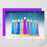 Carte De Vœux En Aluminium Hanoukka Turquoise bougies Paix Aimer Véritable Or<br><div class="desc">"Paix, amour et lumière." Une illustration ludique, moderne et artistique de bougies motifs de saumons dans une menorah vous aide à inaugurer les vacances de Hanoukka. Des bougies bleues assorties de véritables motifs de feuille d'or colorés, de véritables flammes de feuille d'or et de menorah, recouvrent un dégradé turquoise en...</div>