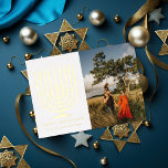 Carte De Vœux En Aluminium Hanukkiah Menorah Happy Hanoukka Photo<br><div class="desc">Illustration de menorah (hanukkiah) et "Happy Hanoukka" en papier peint. Ajoutez un message ou plusieurs photos à l'arrière. Choisissez entre or,  argent ou feuille d'or rose</div>