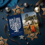 Carte De Vœux En Aluminium Hanukkiah Menorah Happy Hanoukka Photo Navy<br><div class="desc">Illustration de menorah (hanukkiah) et "Happy Hanoukka" en papier peint. Ajoutez un message ou plusieurs photos à l'arrière. Choisissez entre or,  argent ou feuille d'or rose</div>
