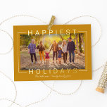 Carte De Vœux En Aluminium Happest Modern Gold Texte Golden Yellow Photo<br><div class="desc">La carte de Noël "Happiest Holidays" présente un format horizontal avec photo de paysage et texte de salut en feuille d'or moderne qui encadre et superpose l'image. Personnalisez le texte du script simple avec une signature de famille et l'année, et choisissez d'inclure un message supplémentaire au dos de la carte....</div>