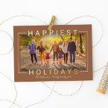 Carte De Vœux En Aluminium Happest Modern Gold Texte laiton Brown Photo<br><div class="desc">La carte de Noël "Happiest Holidays" présente un format horizontal avec photo de paysage et texte de salut en feuille d'or moderne qui encadre et superpose l'image. Personnalisez le texte du script simple avec une signature de famille et l'année, et choisissez d'inclure un message supplémentaire au dos de la carte....</div>