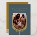 Carte De Vœux En Aluminium Happy Hanoukka Elégant Golden Menorah Photo Arch<br><div class="desc">Heureux Hanoukka, envoyez vos souhaits Hanoukka à votre famille et à vos amis avec notre carte photo en feuille d'or personnalisable et élégant. Notre design présente nos belles bougies et éléments en feuille de menorah dessinés à la main et décorant les bords du cadre photo en arc de famille. "Happy...</div>