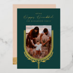 Carte De Vœux En Aluminium Happy Hanoukka Elégant Golden Menorah Photo Arch<br><div class="desc">Heureux Hanoukka, envoyez vos souhaits Hanoukka à votre famille et à vos amis avec notre carte photo en feuille d'or personnalisable et élégant. Notre design présente nos belles bougies et éléments en feuille de menorah dessinés à la main et décorant les bords du cadre photo en arc de famille. "Happy...</div>