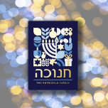 Carte De Vœux En Aluminium Happy Hanoukka Modern Greeting Gold<br><div class="desc">Hanoukka / Chanukah Bleu Blancs et élégante véritable huile d'or. Carte Motif géométrique moderne avec Menorah, Dreidel, Donuts, Stars & Huile d'olive... Symboles d'Hanoukka hébreu et juif Espace pour ajouter votre texte personnalisé à l'avant et à l'arrière. Heureux souhaits d'Hanoukka. L'hébreu sur le devant dit "Chanukah". Cette belle, élégante, belle,...</div>