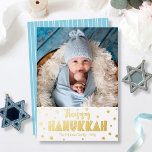 Carte De Vœux En Aluminium Happy Hanoukka Photo moderne Whimsical Real Gold<br><div class="desc">"Bonne Hanoukka." Fun, ludique, fantaisiste, artisanal de la vraie typographie de feuille d'or et une Star of David motif aléatoire superposent un arrière - plan blanc et propre. Ajoutez la photo de votre choix et aidez à ouvrir à Hanoukka avec cette carte de voeux éblouissante, colorée et personnalisée en feuille...</div>