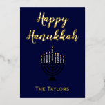Carte De Vœux En Aluminium Heureux Hanoukka Menorah<br><div class="desc">Une belle carte de voeux pour Hanoukka, ce design présente "Happy Hanoukka" en arrière - plan bleu charmant. Le centre a une menorah avec un endroit pour insérer le nom de votre famille au fond. Le dos continue avec le beau arrière - plan bleu. Il y a un message de...</div>