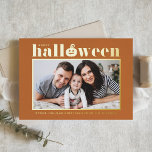 Carte De Vœux En Aluminium Jack-o'-lanterne Orange TurquiePhoto Halloween heu<br><div class="desc">Joyeux Halloween ! Envoyez des salutations Halloween à votre famille et à vos amis avec cette carte Halloween personnalisable. Il présente une typographie rétro et audacieuse et un accent citrouille avec un arrière - plan orange. Personnalisez en ajoutant vos détails. Cette carte Halloween photo personnalisée est disponible en d'autres couleurs....</div>